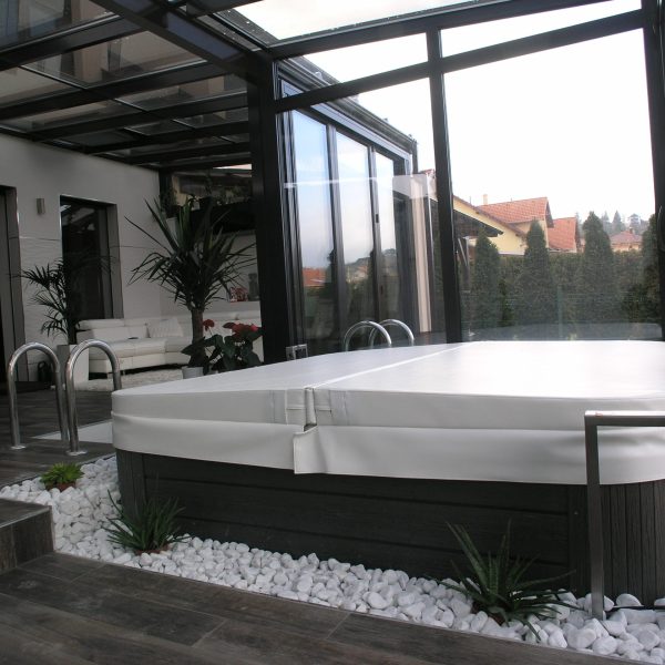 Jacuzzi-fedés - Sopron